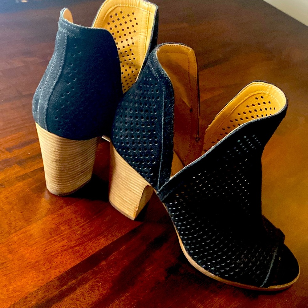 🖤Lucky Brand Suede Peeptoe Booties🖤